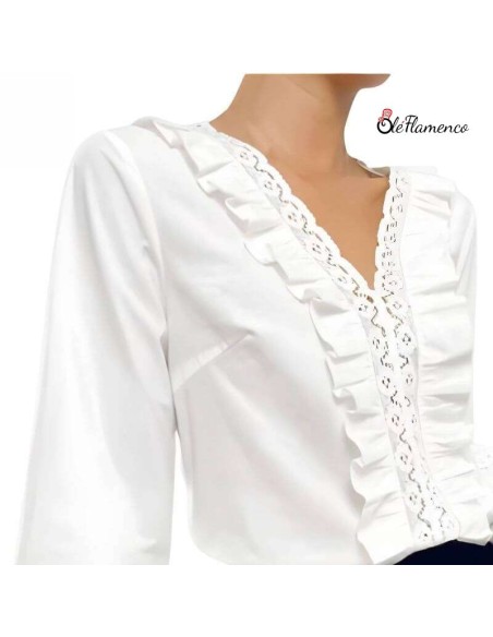 Blusa  de mujer con detalles de tira bordada