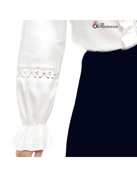 Blusa  de mujer con detalles de tira bordada