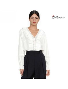 Blusa  de mujer con detalles de tira bordada