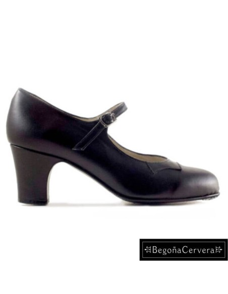 Zapato semiprofesional de baile flamenco Begoña Cervera en piel negra con correa.