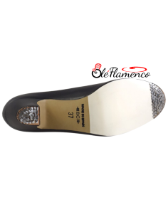 Zapato semiprofesional de baile flamenco Begoña Cervera en piel negra con correa. 2