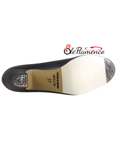Detalle de la suela de cuerolite con clavos en zapato semiprofesional de baile flamenco Begoña Cervera.