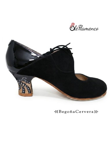 Zapato profesional de baile flamenco Begoña Cervera modelo Arty azabache con tacón pintado a mano.