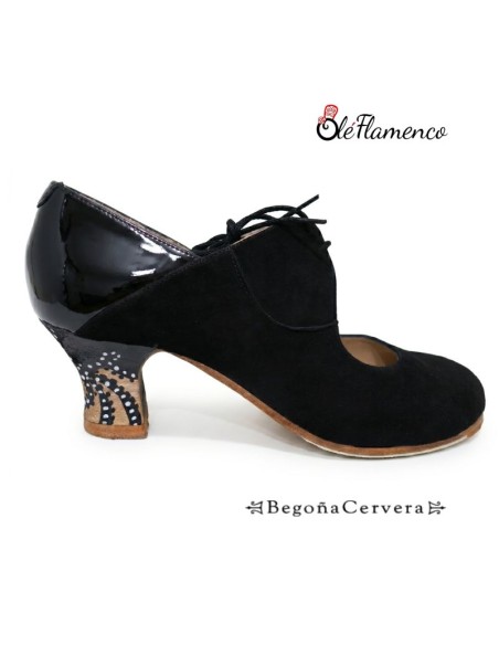 Zapato profesional de baile flamenco Begoña Cervera modelo Arty azabache con tacón pintado a mano.