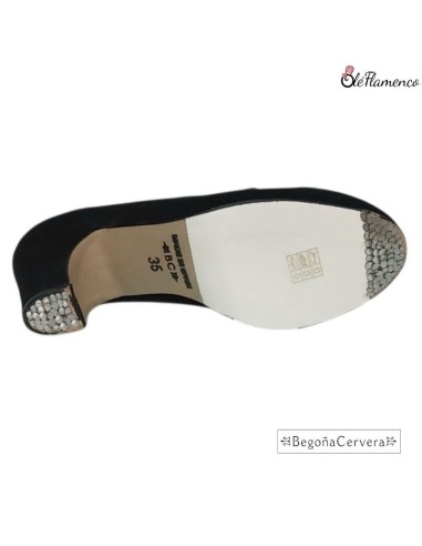 Detalle de la suela de cuerolite con clavos en zapato semiprofesional de cordones Begoña Cervera.