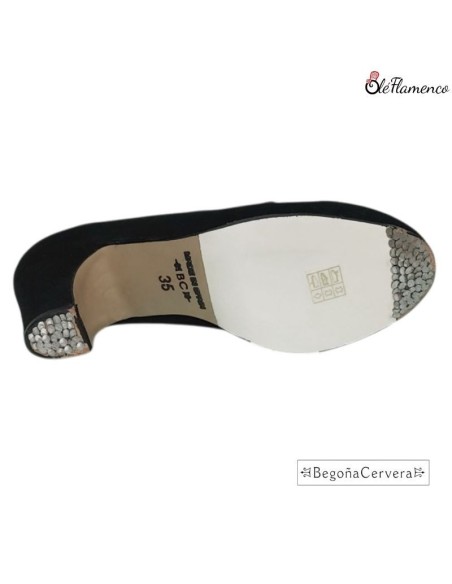 Detalle de la suela de cuerolite con clavos en zapato semiprofesional de cordones Begoña Cervera.