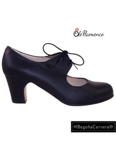 Zapato semiprofesional de baile flamenco Begoña Cervera en piel negra con cierre de cordones.