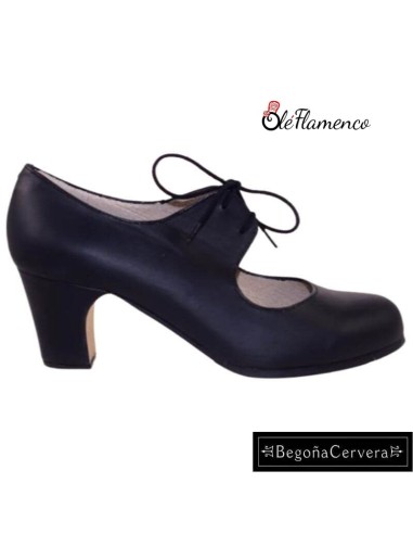 Zapato semiprofesional de baile flamenco Begoña Cervera en piel negra con cierre de cordones.