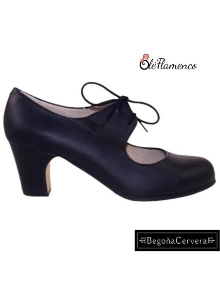 Zapato semiprofesional de baile flamenco Begoña Cervera en piel negra con cierre de cordones.