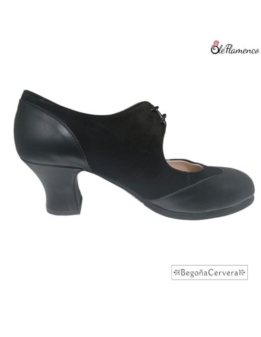 Zapato profesional de baile flamenco Begoña Cervera modelo Cordonería en ante y piel negro.