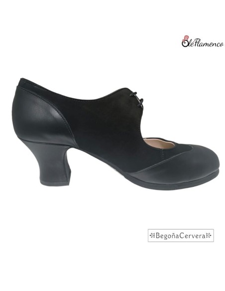 Zapato profesional de baile flamenco Begoña Cervera modelo Cordonería en ante y piel negro.