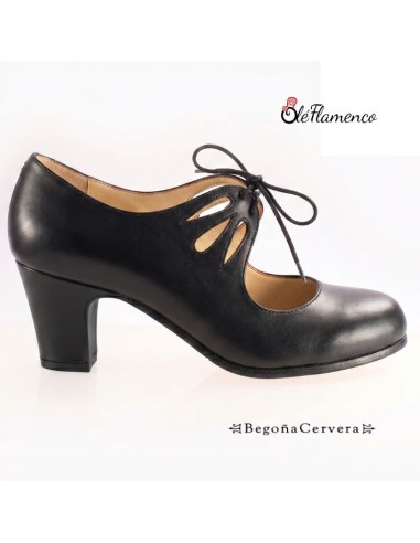 Zapato profesional de baile flamenco Begoña Cervera en piel negra con diseño calado.