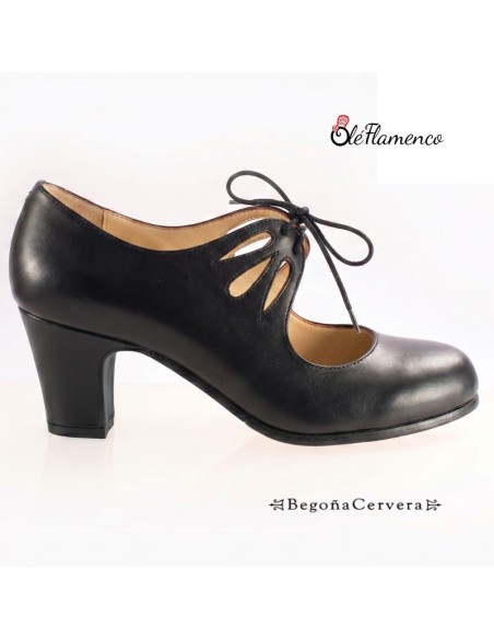 Zapato profesional de baile flamenco Begoña Cervera en piel negra con diseño calado.