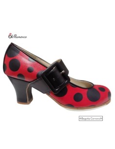 Zapato profesional de baile flamenco Begoña Cervera en piel roja con lunares negros y hebilla.