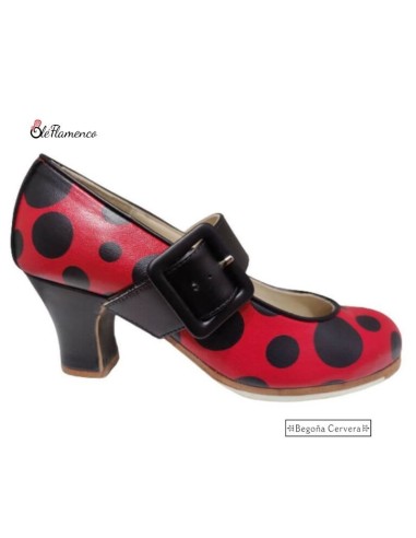 Zapato profesional de baile flamenco Begoña Cervera en piel roja con lunares negros y hebilla.