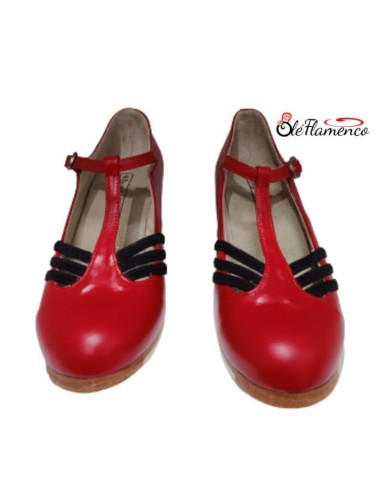 Zapato profesional de baile flamenco Begoña Cervera en piel roja con tiras de ante negro y cierre en T frontal.
