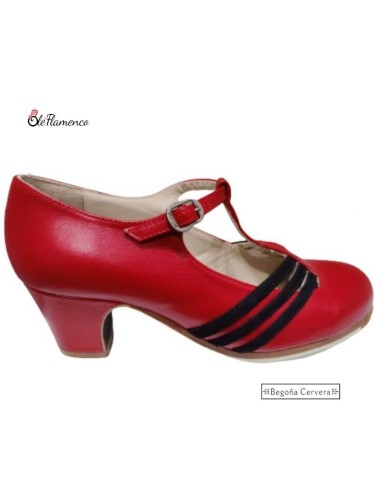 Zapato profesional de baile flamenco Begoña Cervera en piel roja con tiras de ante negro y cierre en T.