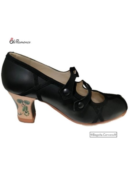 Zapato profesional de baile flamenco Begoña Cervera en piel y ante negro con tacón pintado y cierre de polleras.
