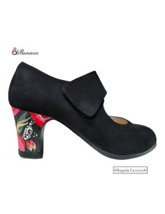 Zapato profesional de baile flamenco Begoña Cervera en ante negro con tacón pintado a mano y cierre de velcro.