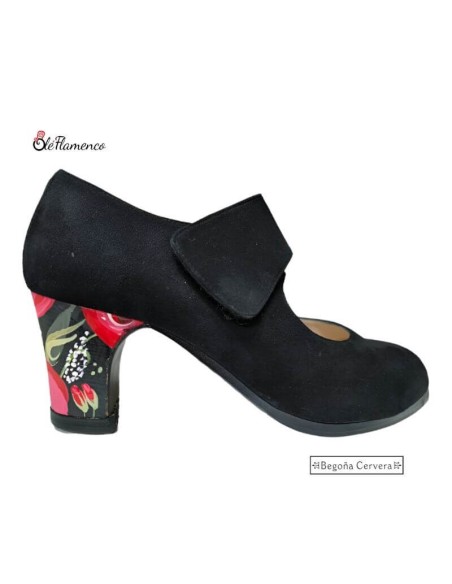 Zapato profesional de baile flamenco Begoña Cervera en ante negro con tacón pintado a mano y cierre de velcro.