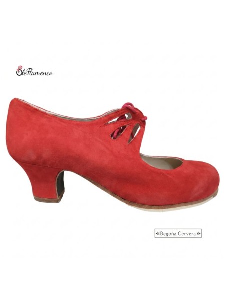 Zapato profesional de baile flamenco Begoña Cervera en ante rojo con calados decorativos y cordones.