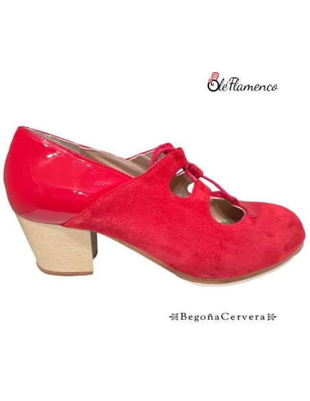 Zapato profesional de baile flamenco Begoña Cervera en ante y charol rojo con tacón cubano de madera.