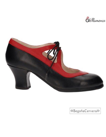 Zapato profesional de baile flamenco Begoña Cervera Modelo Candor en piel negra y roja con cierre de cordones.