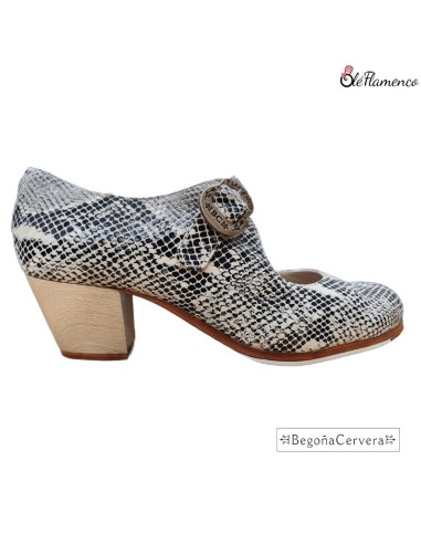 Zapato profesional de baile flamenco Begoña Cervera en piel grabado coco con hebilla dorada BC y tacón cubano de madera.