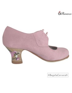 Zapato profesional de baile flamenco Begoña Cervera Modelo Cordonera en ante rosa con tacón de madera pintado a mano.