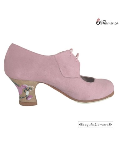Zapato profesional de baile flamenco Begoña Cervera Modelo Cordonera en ante rosa con tacón de madera pintado a mano.