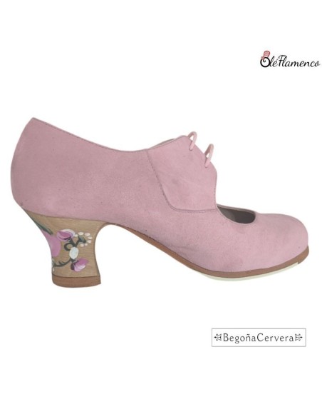 Zapato profesional de baile flamenco Begoña Cervera Modelo Cordonera en ante rosa con tacón de madera pintado a mano.
