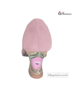 Zapato profesional de baile flamenco Begoña Cervera Modelo Cordonera en ante rosa con tacón de madera pintado a mano. 2