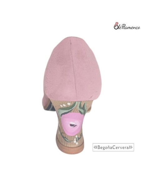Zapato profesional de baile flamenco Begoña Cervera Modelo Cordonera en ante rosa detalle tacón de madera pintado a mano.
