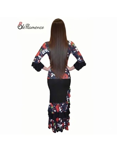 Vista posterior del conjunto de flamenca entallado con estampado de flores y falda técnica de ensayo.