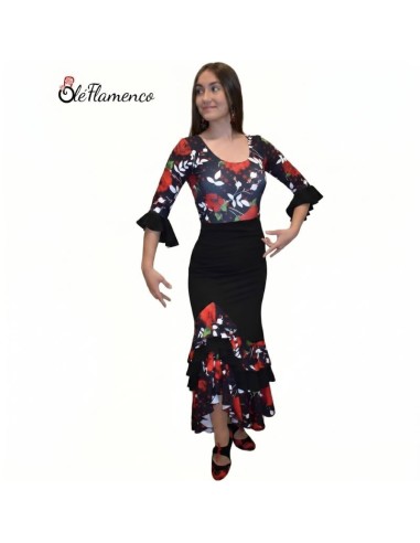 Conjunto de baile flamenco de dos piezas con cuerpo estampado floral y falda negra de volantes en pico.