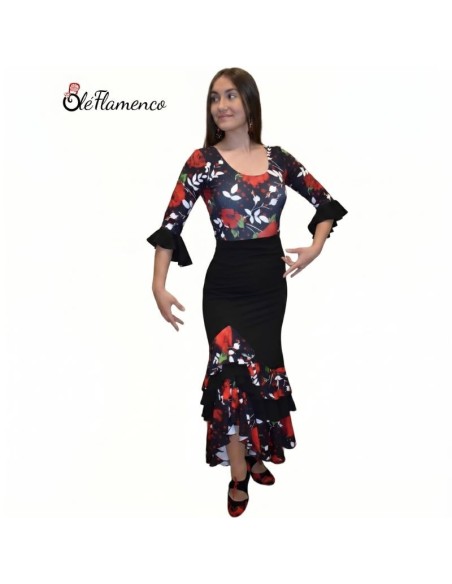 Conjunto de baile flamenco de dos piezas con cuerpo estampado floral y falda negra de volantes en pico.