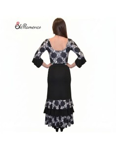 Bailaora con conjunto de flamenco de lunares grandes frontales, cuerpo entallado y falda con volantes en pico. 2