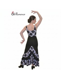 Bailaora con conjunto de flamenco de tirantes anchos y estampado de lunares grandes en blanco y negro.