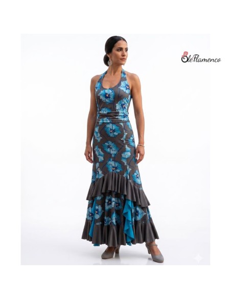Conjunto de baile flamenco con camiseta anudada al cuello y falda de flores azul.