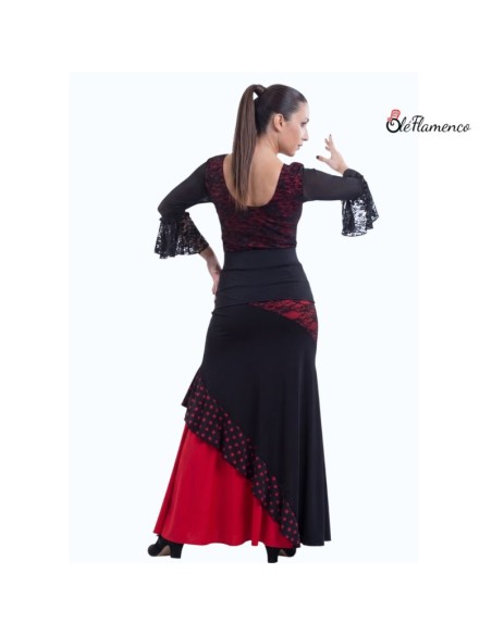 Vista trasera del conjunto de baile flamenco con falda de nesgas y detalle de encaje en la cadera.