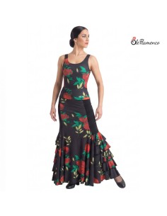 Conjunto de baile flamenco con camiseta de tirantes y falda de flores rojas.